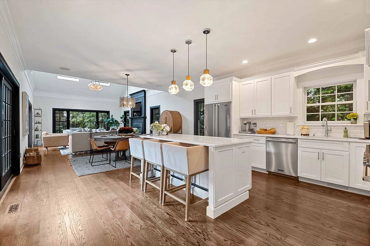 Chef's kitchen with Viking appliances